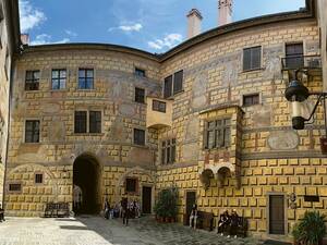 Ambiance moyenâgeuse dans la cour du château.