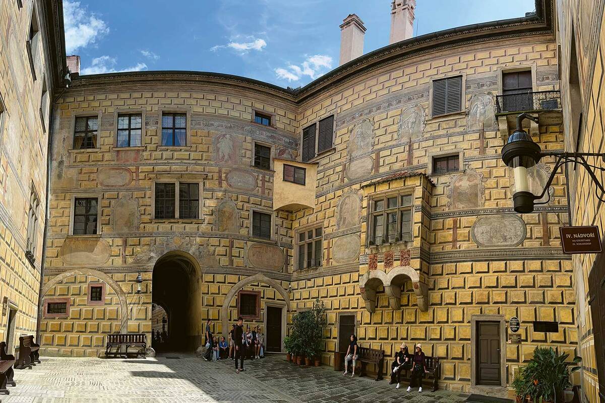 Ambiance moyenâgeuse dans la cour du château.