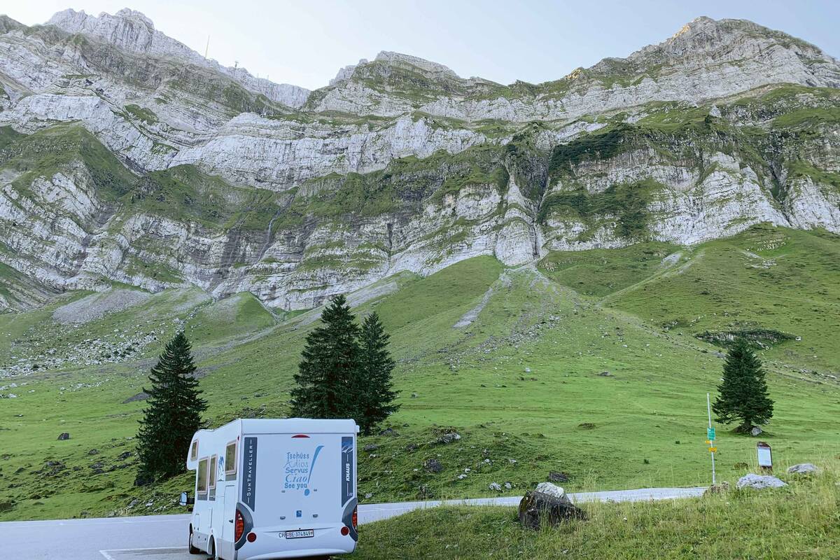 Je contemple les imposantes parois rocheuses du parking situé sur la Schwägalp.