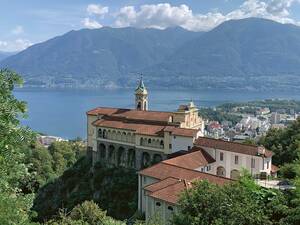 La vue sur Locarno et le lac dont on jouit de Madonna del Sasso.