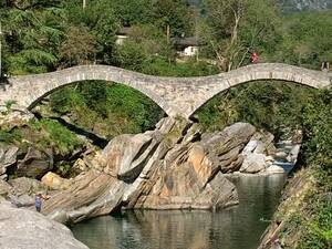 Le pont à arches du 17e siècle est communément appelé le pont romain.