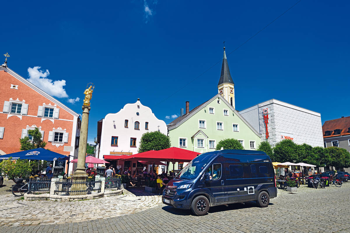 Une colonne de Marie récemment sertie de feuilles d’or brille au centre de la ville.