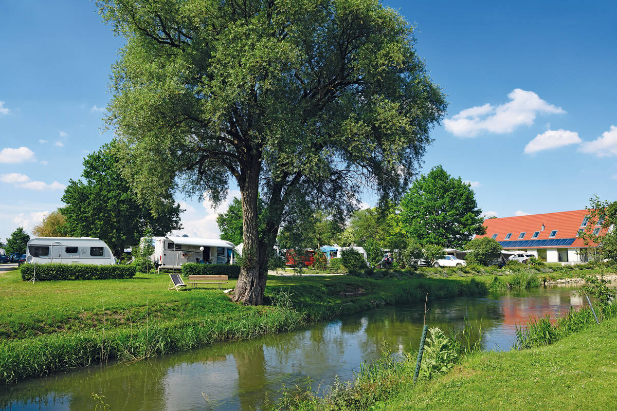 Le camping de Felbermühle se trouve juste à côté d’un petit cours d’eau.