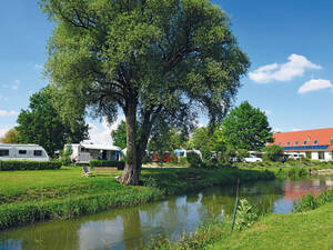 Le camping de Felbermühle se trouve juste à côté d’un petit cours d’eau.