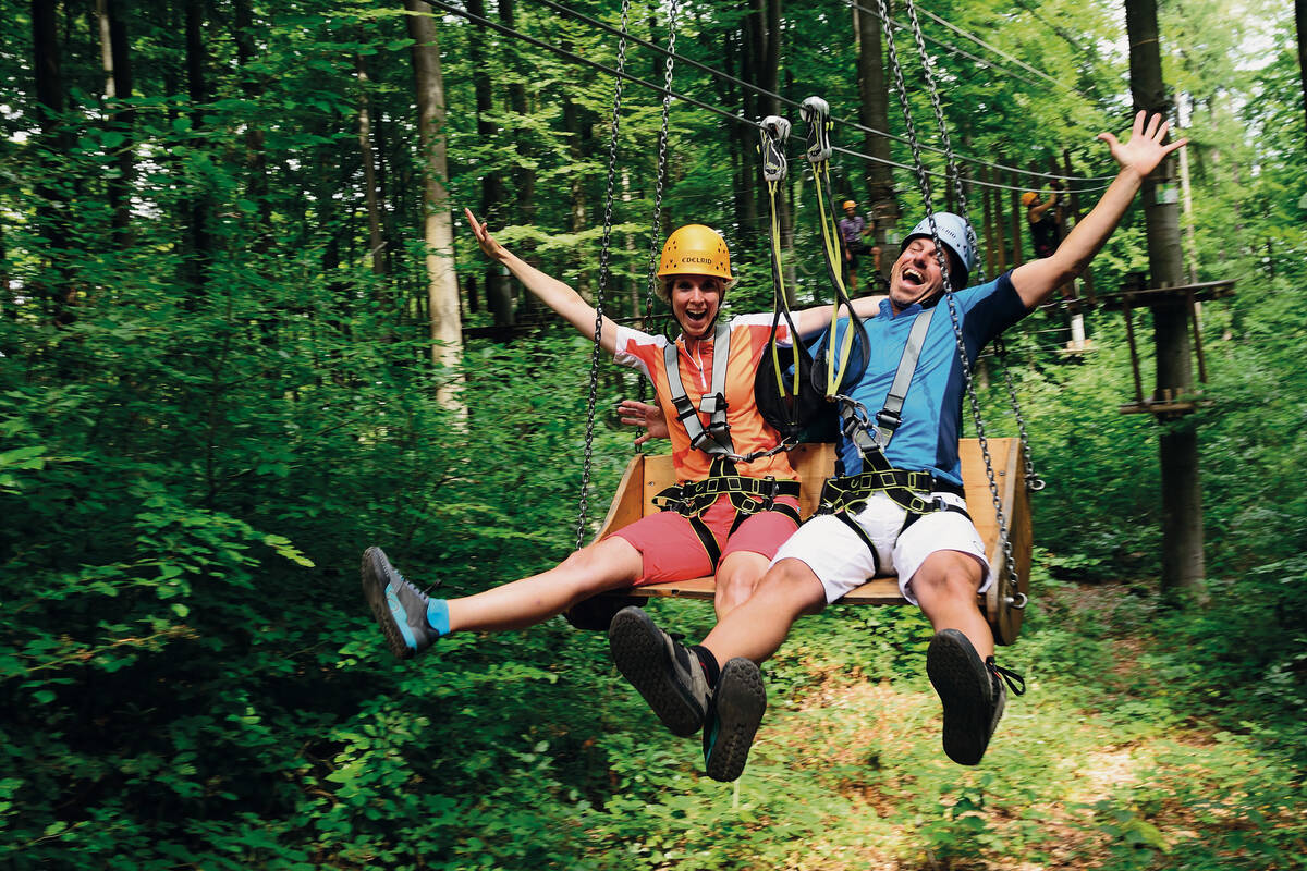 Nous filons à travers la forêt en tyrolienne au centre de découverte de la forêt de Riegling.