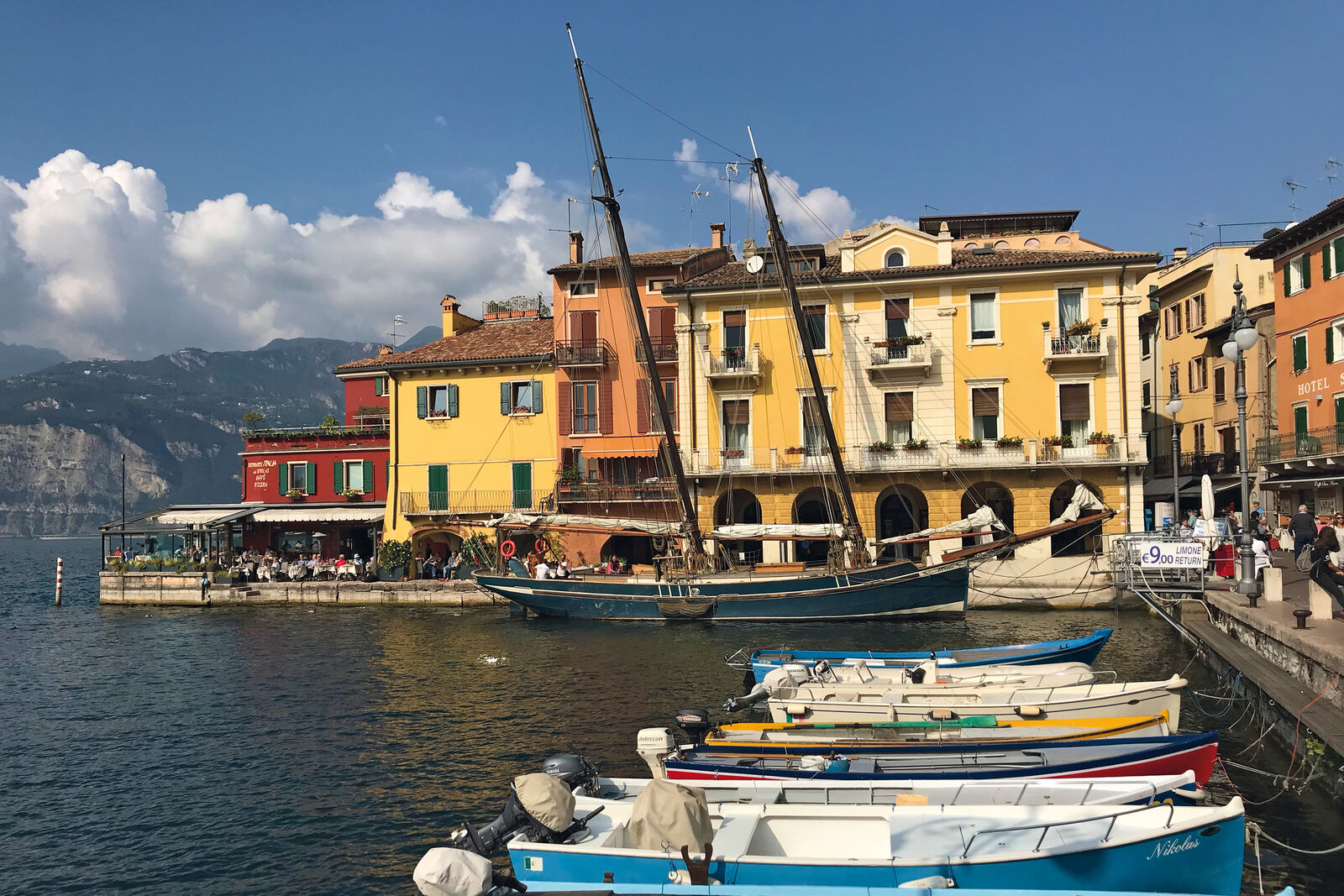 Empfehlenswert: An der Promenade entlangschlendern und den Weitblick über den Gardassee geniessen.