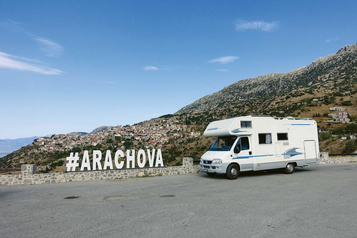 Aráchova se trouve à environ 160 kilomètres au nord-ouest d'Athènes et à 12 kilomètres de la ville historique de Delphes.