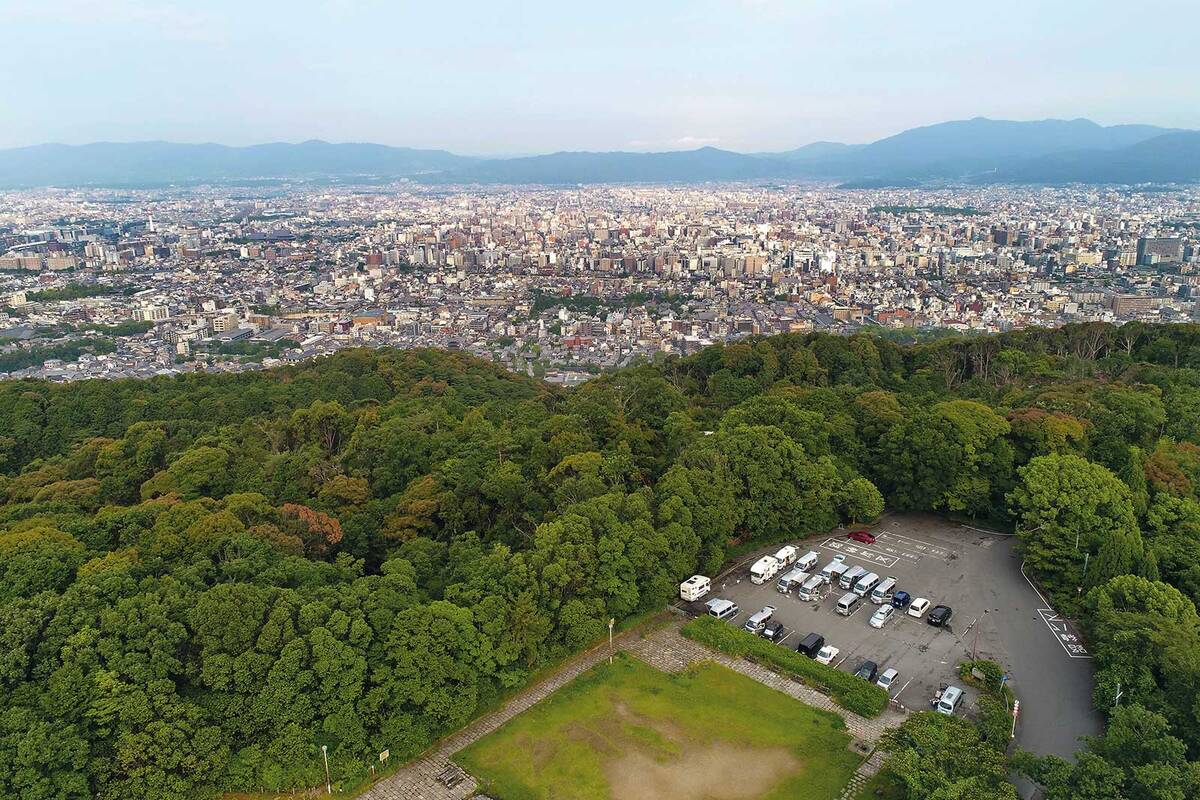 Blick über die Wohnmobile auf dem Stellplatz und Kyoto.