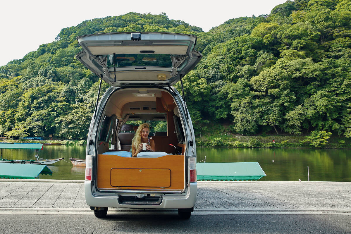 Une pause : En van dans le quartier de Tokyo Arashiyama.
