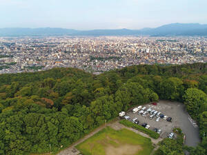 Les camping-cars sur leur aire et Kyoto vus de haut.