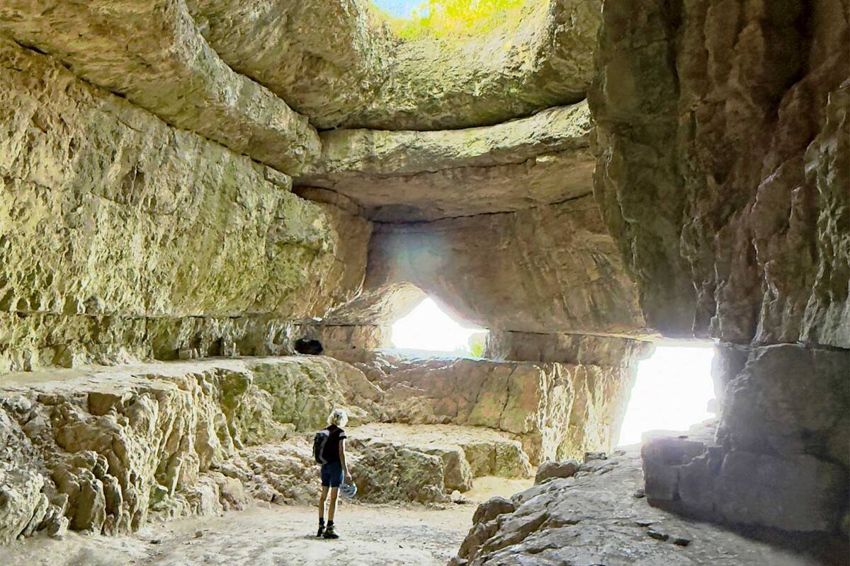 Die Szelim-Höhle bei Tatabánya ist eine der ältesten Siedlungsstellen Mitteleuropas. Hier wurden rund 200 000 Jahre alte menschliche Funde gemacht.