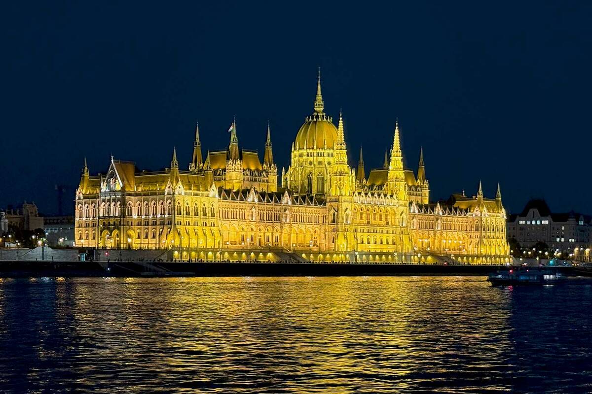 Eine nächtliche Bootstour auf der Donau in Budapest, bei der die beleuchteten Prunkbauten im gemächlichen Tempo vorbeiziehen, lohnt sich.