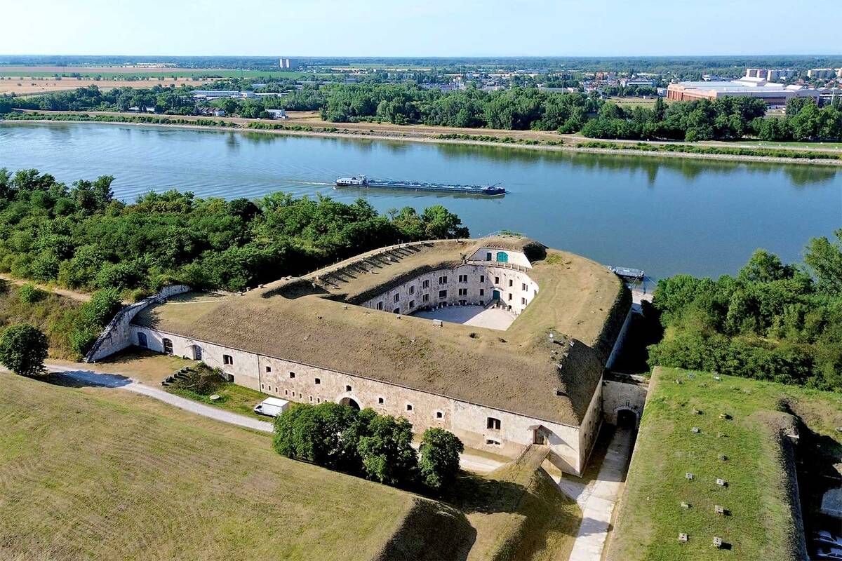 Die Festung Monostori Erőd in Komárom, im 19. Jahrhundert von den Habsburgern zum Schutz der Donaugrenze gegen Angriffe aus dem Norden erbaut.