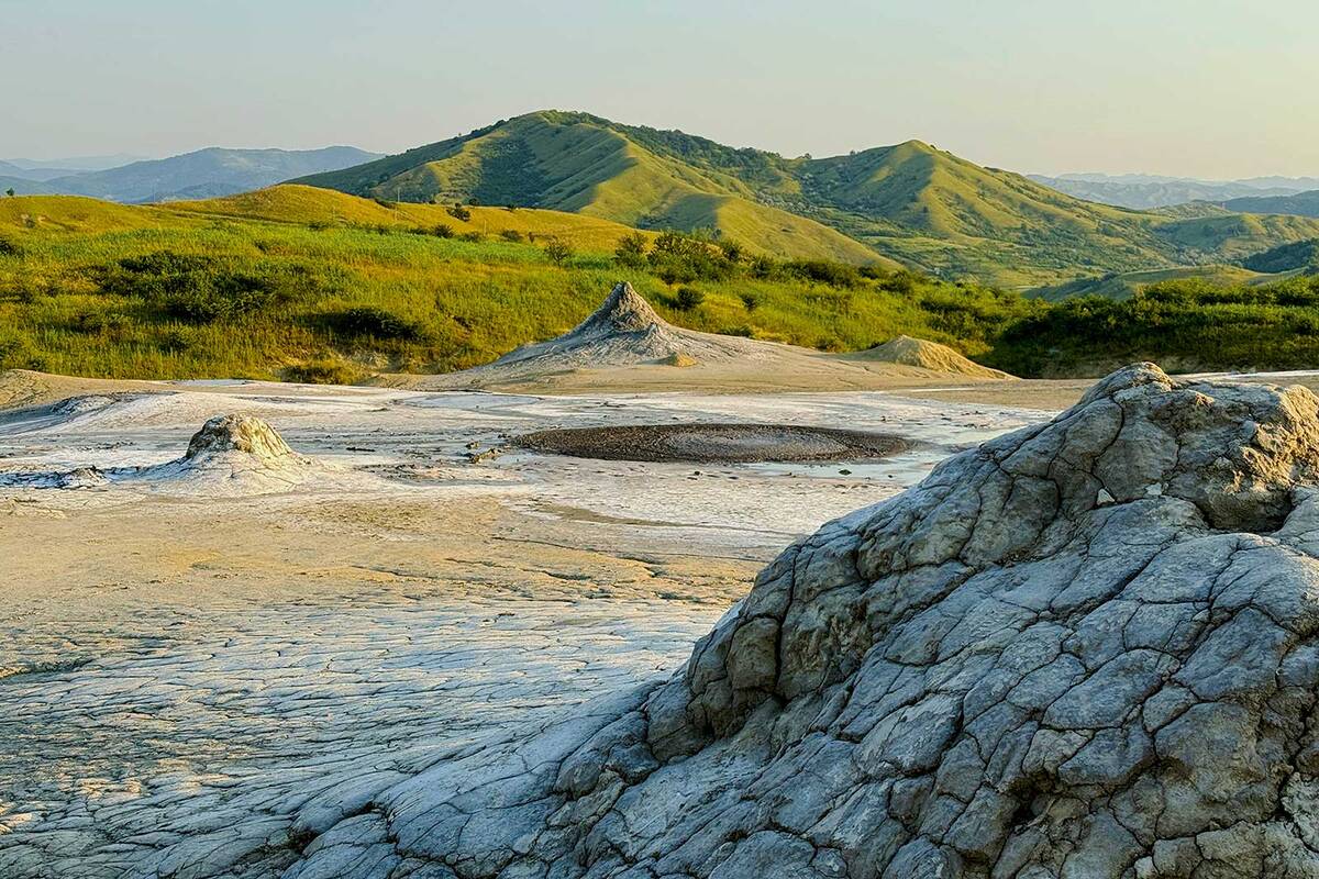 Die Schlammvulkane von Berca in Rumänien präsentieren sich als eine mondähnliche Landschaft aus blubbernden Schlammkratern.