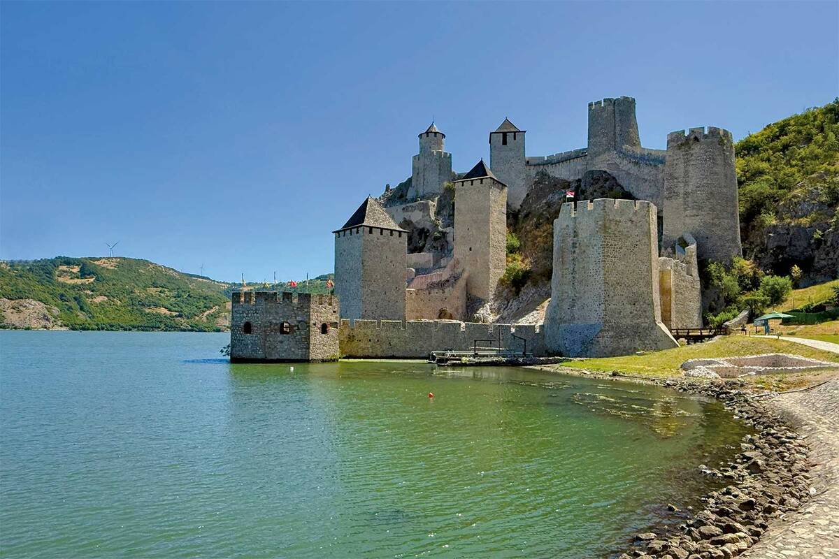 La forteresse de Golubac, datant du XIVe siècle, est située à l’entrée des Portes de Fer et ses tours imposantes semblent émerger du Danube.