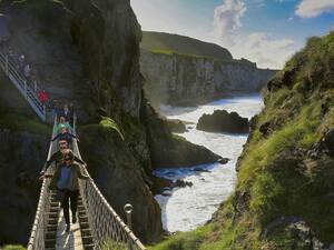 Il faut un peu de courage pour traverser le pont de corde menant à la petite île de Carrick-a-Rede.