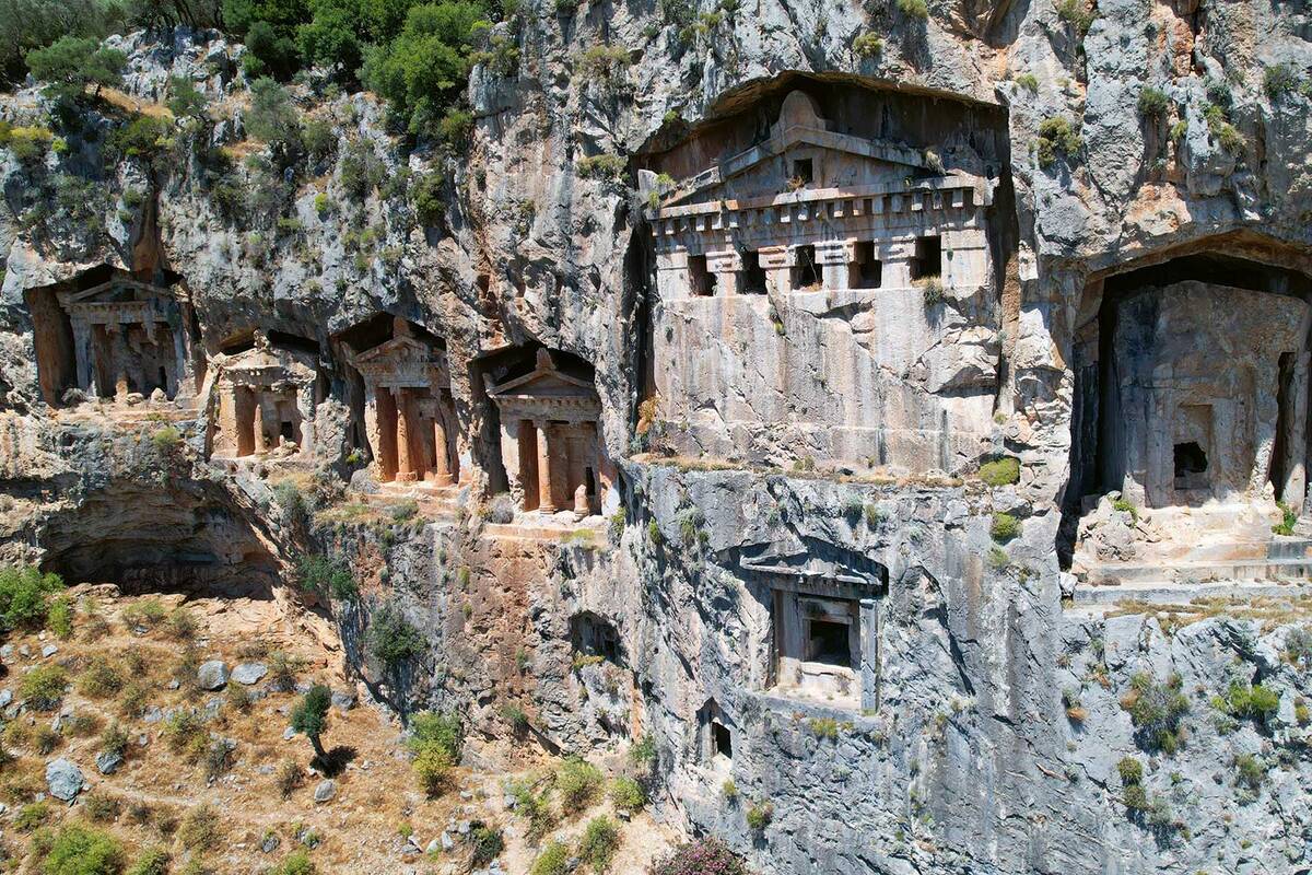 Issus d’une époque très lointaine, les tombeaux lyciens rupestres surplombent la ville de Dalyan.