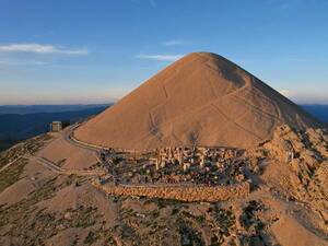 La nécropole sur le Nemrut Dagi (le Mont Nemrut) est un lieu de sépulture et de culte.
