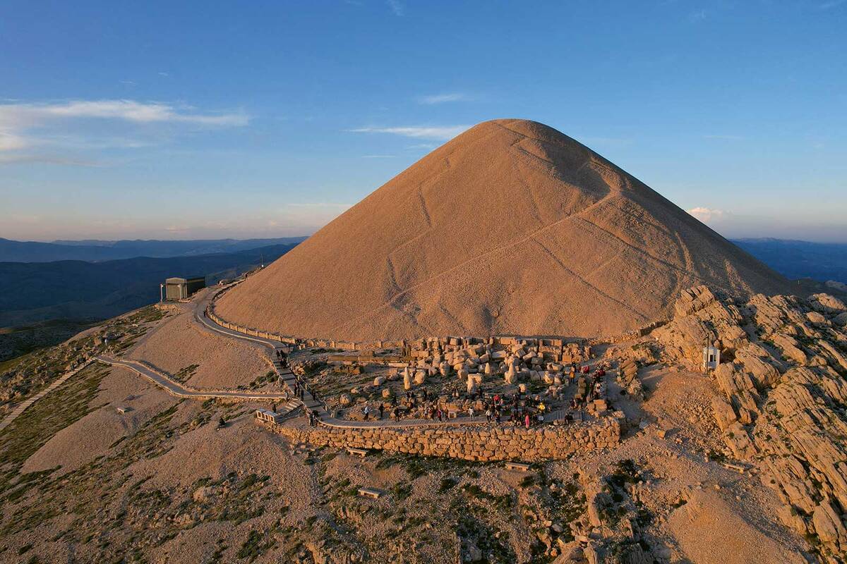 La nécropole sur le Nemrut Dagi (le Mont Nemrut) est un lieu de sépulture et de culte.