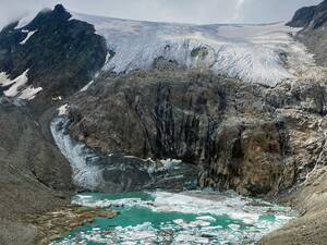 Dans les Alpes de Stubai, on trouve des lacs glaciaires avec des blocs de glace.