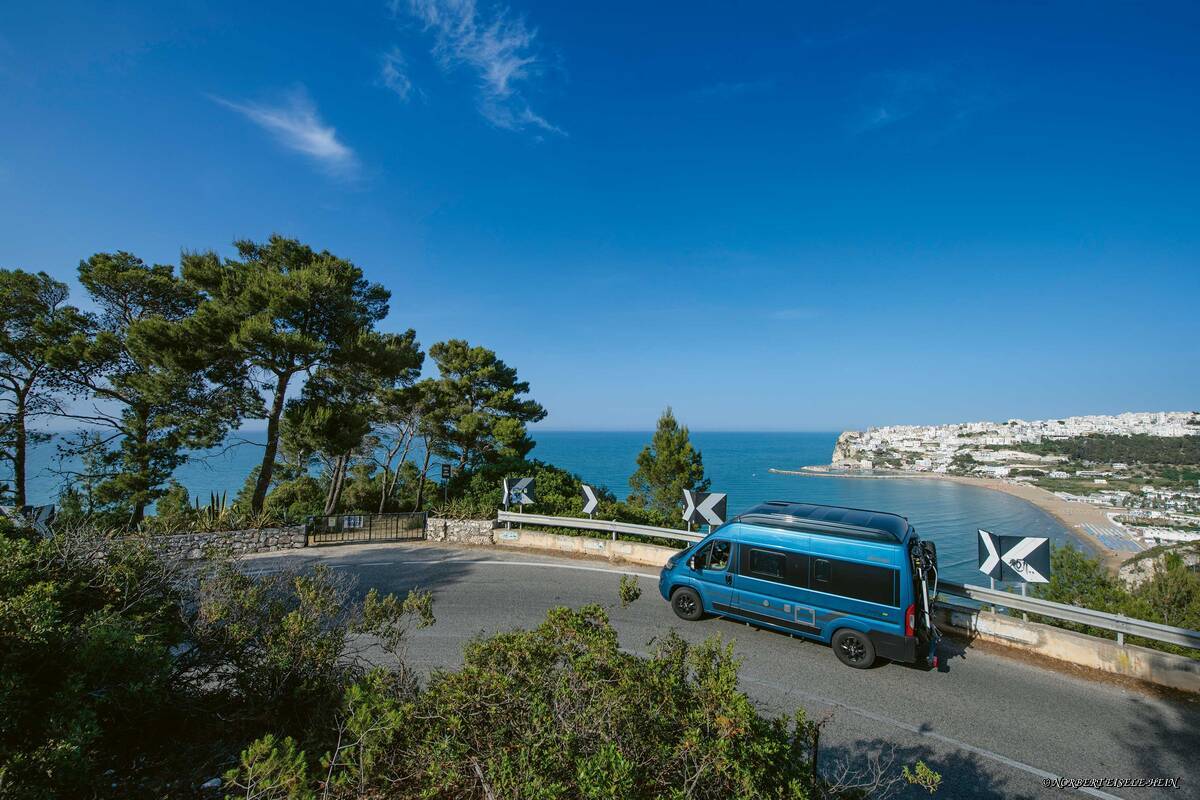 A Monte Pucci, nous contemplons Peschiciqui trône au-dessus de la mer.
