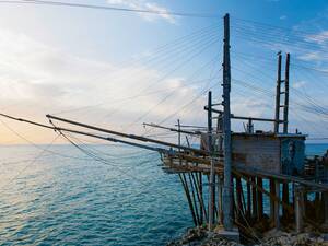 Le long de cette partie de la côte, nous apercevons régulièrement des trabocchi – les installations de pêche au filet.