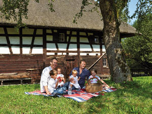 Picknick mit der ganzen Familie im Museumsdorf Kürnbach, wo die ländliche Vergangenheit Oberschwabens auflebt.