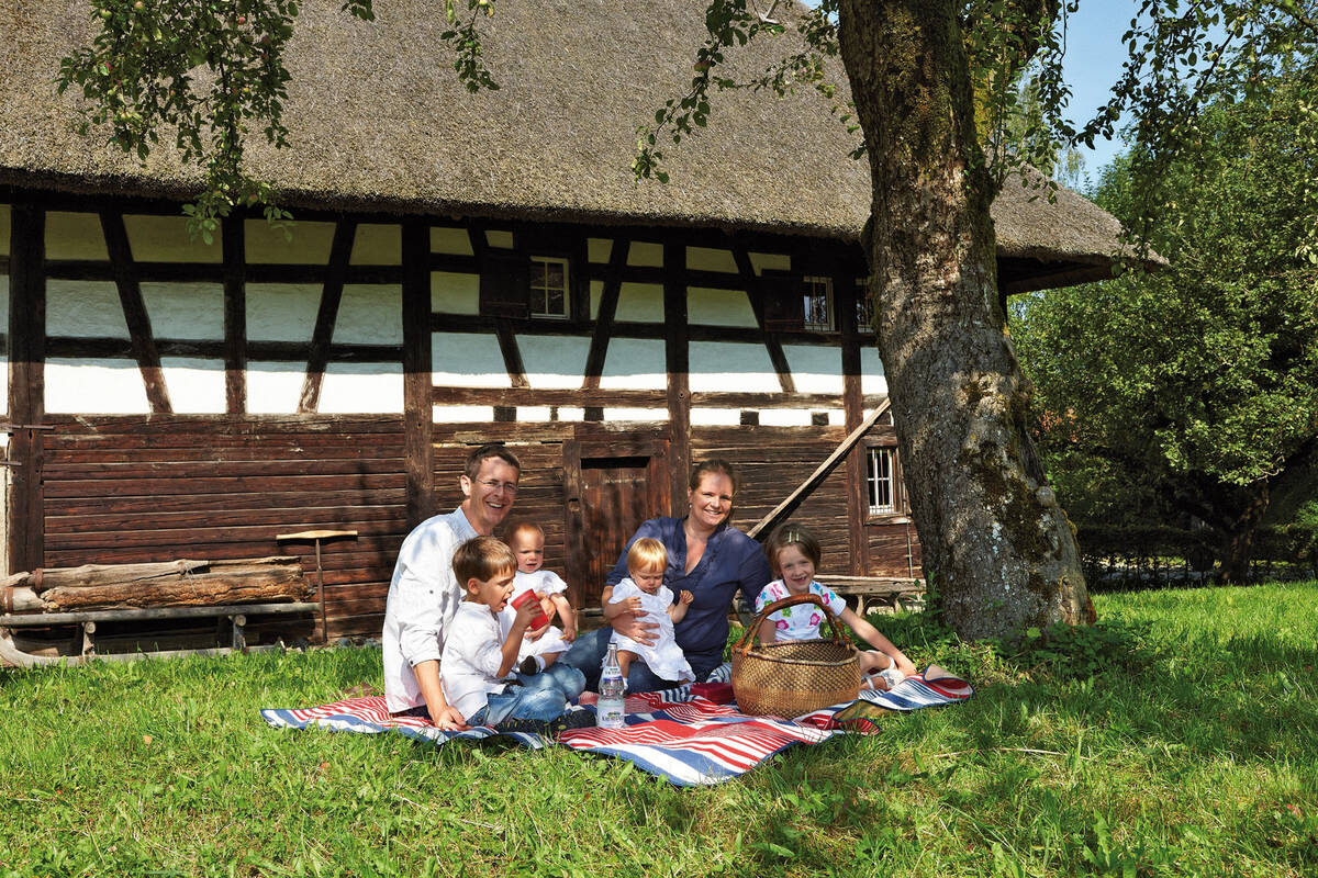 Picknick mit der ganzen Familie im Museumsdorf Kürnbach, wo die ländliche Vergangenheit Oberschwabens auflebt.