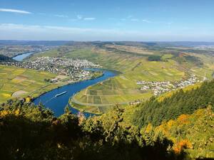 Les chemins de randonnée aménagés au-dessus de la vallée de la Moselle permettent de jouir d’une vue superbe sur les nombreux et larges méandres de la rivière.