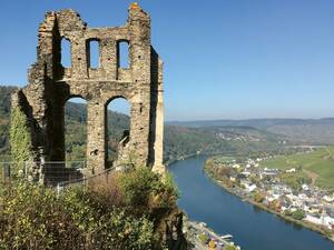 Au-dessus de Traben-Trarbach, on peut voir les ruines du château de Grevenburg et jouir d’une vue imprenable sur la région de la Moselle.