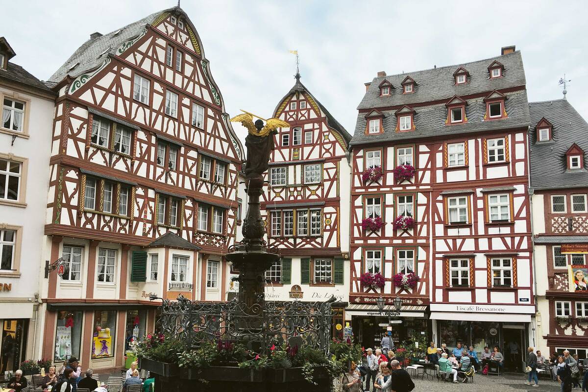 La place du marché médiévale de Bernkastel-Kues est entourée de maisons à pignons et à colombages du 17e siècle.