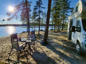 Petit-déjeuner avec vue sur l’un des nombreux lacs.