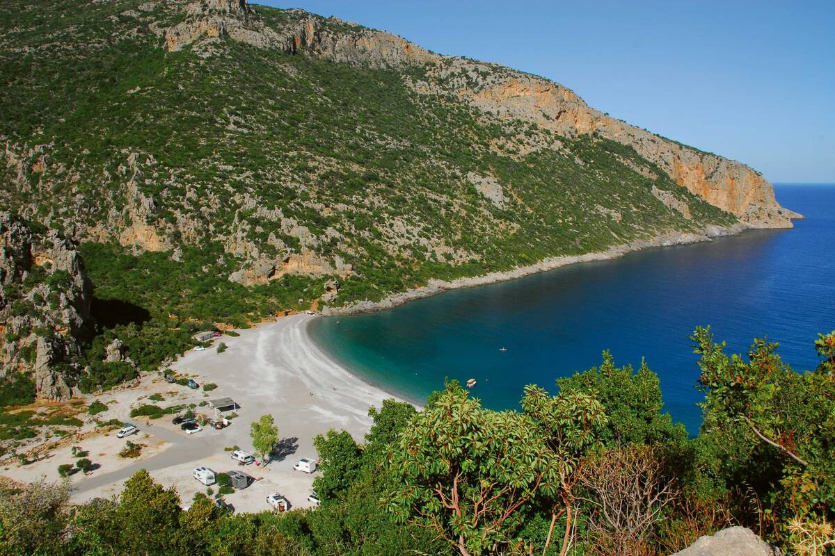 La plage de Vlychada et une baie de rêve pour nager et passer la nuit.