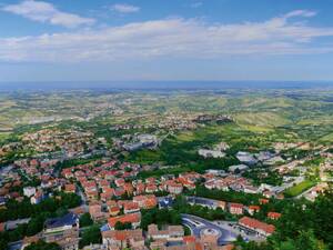 La vue sur Saint-Marin va jusqu'en Italie, avec la côte adriatique à l’arrière-plan.