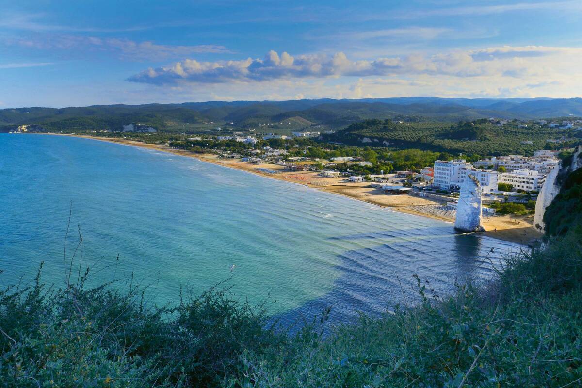 L'emblème de Vieste, le Pizzomunno, un grand rocher de pierre calcaire autour duquel s’est construite une légende fascinante, domine la plage du même nom, idéale pour bronzer, nager et se promener.