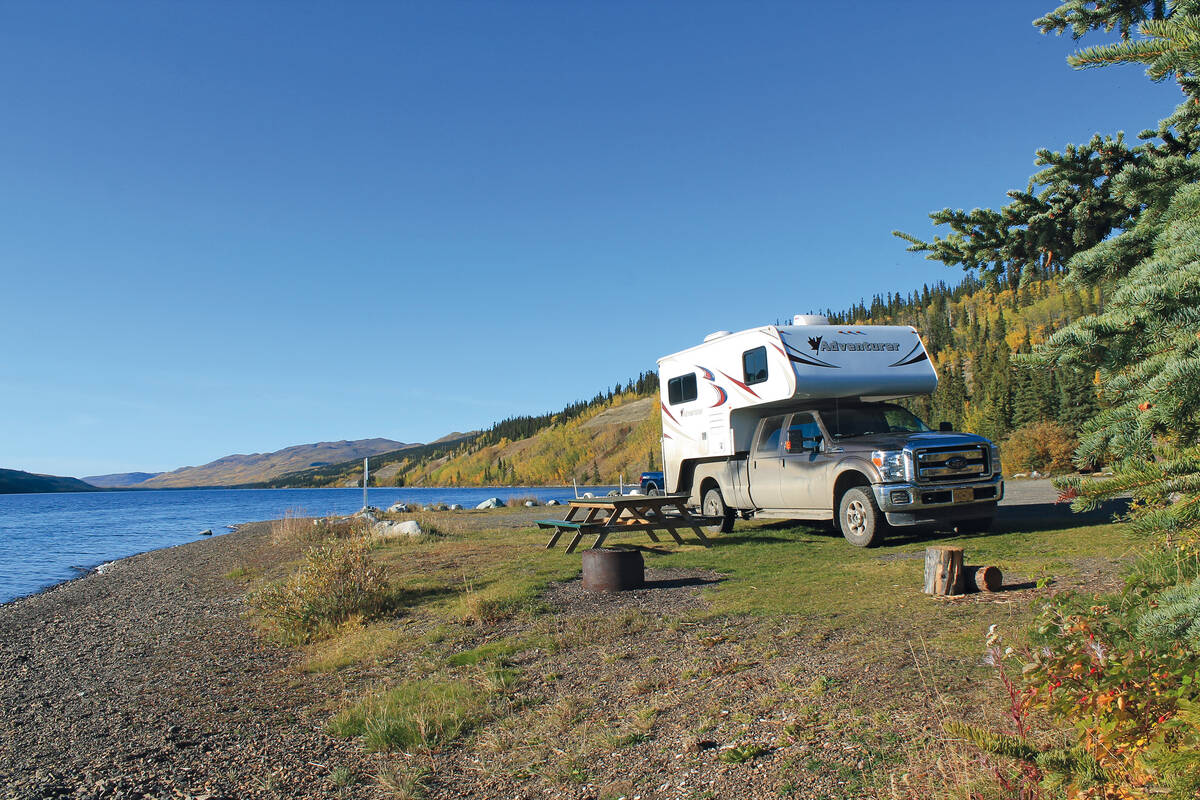 Pour terminer notre voyage en beauté, nous passons la dernière nuit sur un camping de rêve, au bord d’un des nombreux lacs situés au nord de Whitehorse.