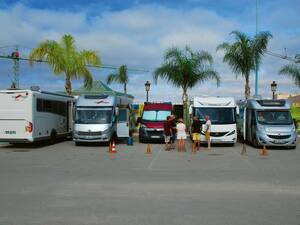 Emplacement surveillé dans la ville de Meknès – une sécurité pour les explorateurs en plein centre-ville.
