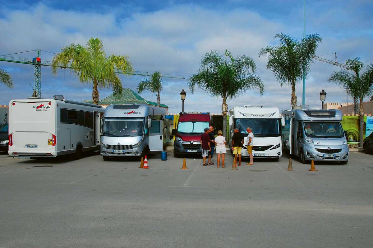 Emplacement surveillé dans la ville de Meknès – une sécurité pour les explorateurs en plein centre-ville.
