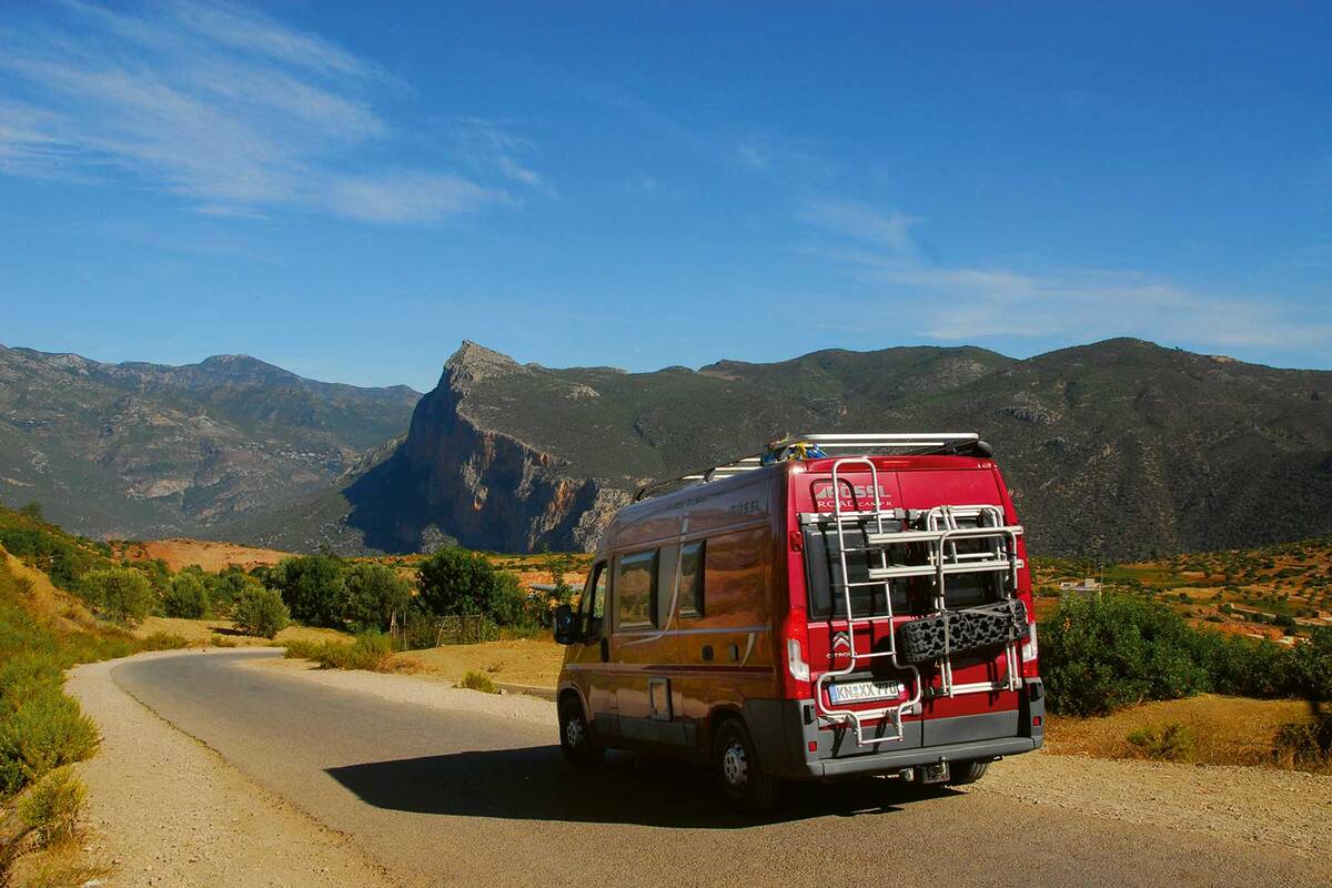 Des champs de chanvre à perte de vue. Les paysages verdoyants du massif du Rif.