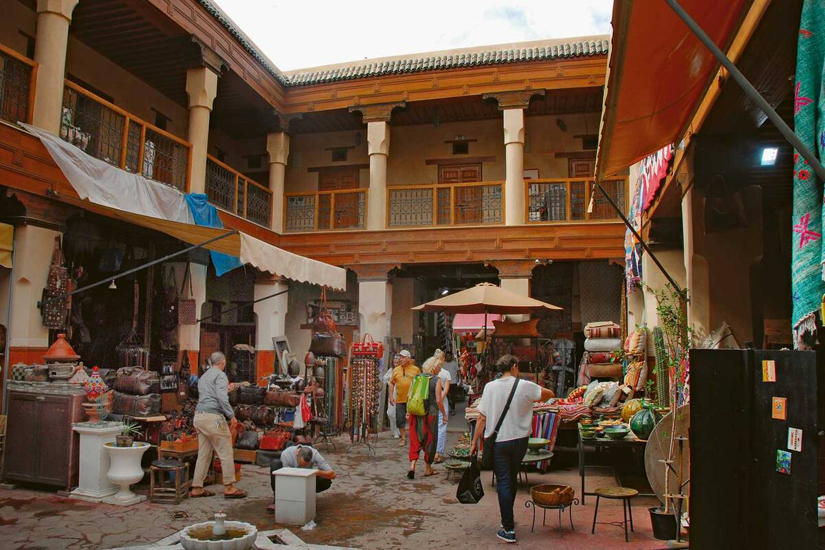Toutes les marchandises imaginables sont proposées dans les cours intérieures, parfois magnifiques, de Marrakech.