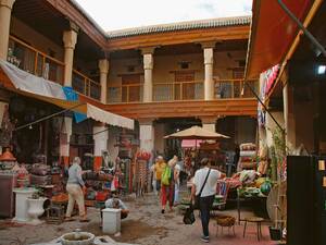 Toutes les marchandises imaginables sont proposées dans les cours intérieures, parfois magnifiques, de Marrakech.