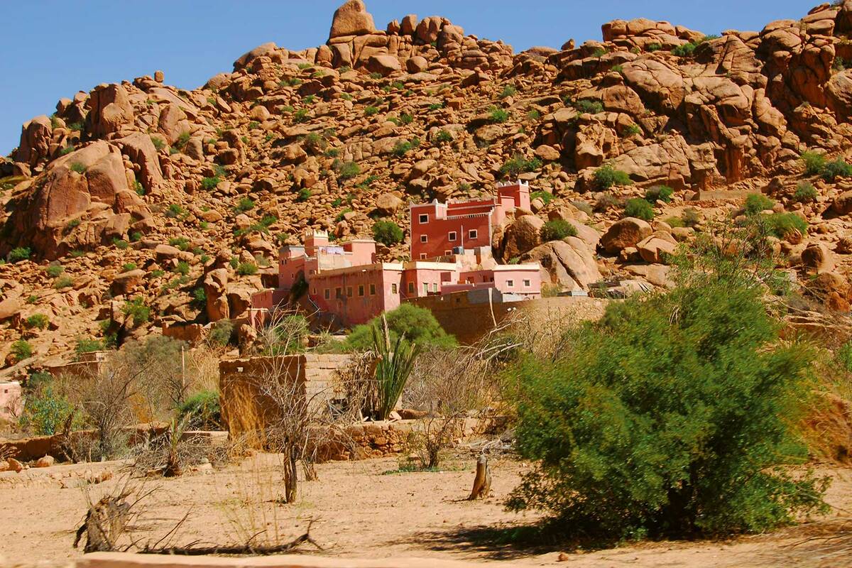 L'oasis de montagne de Tafraoute, un paradis entouré de formations rocheuses spectaculaires.