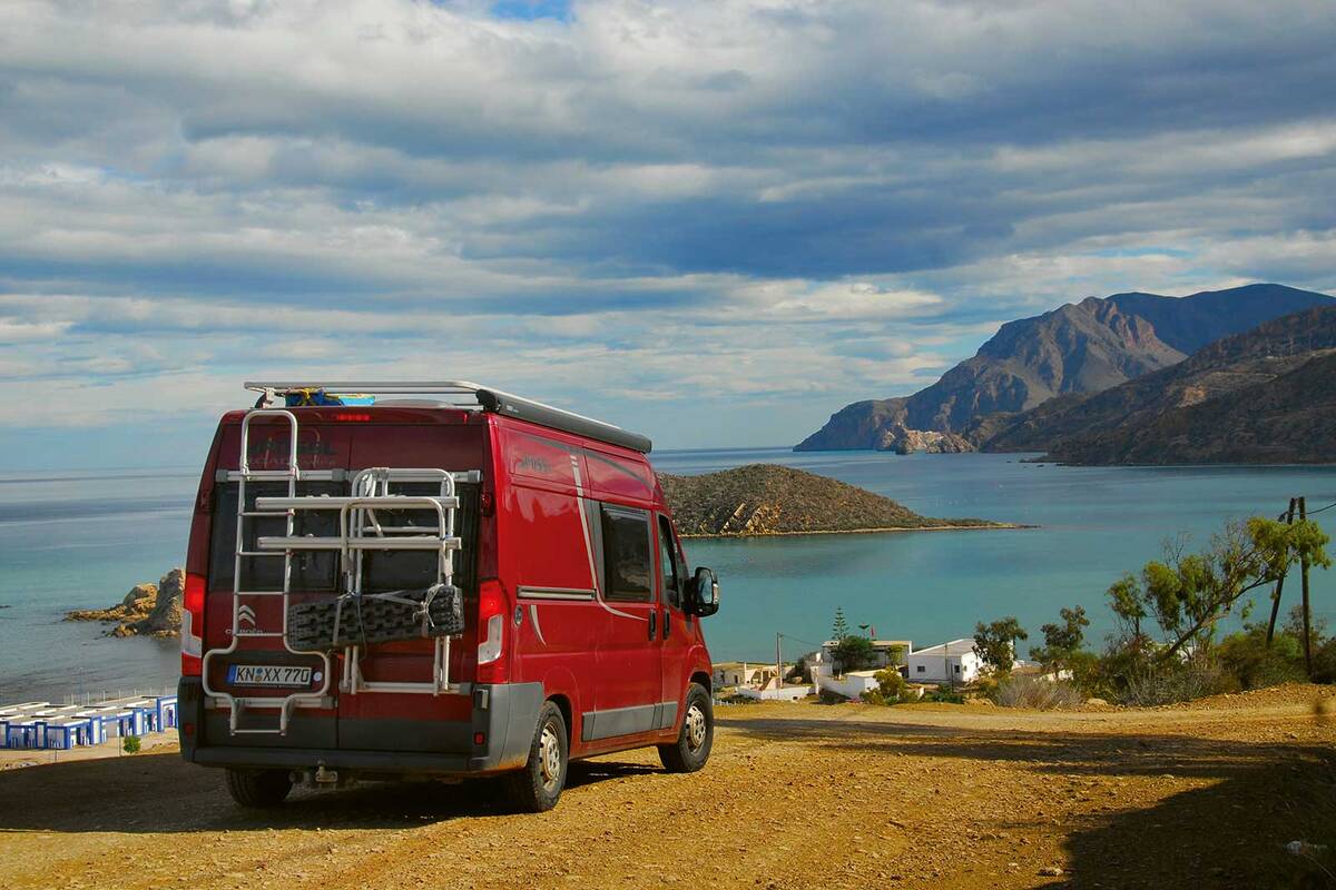 Cala Iris au bord de la Méditerranée : un lieu isolé dans un paysage côtier fascinant.