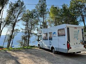 Wohnmobil-Stellplatz auf dem Campingplatz Azilan: Übernachtung mit Blick auf die «blaue Perle» Chefchaouen.
