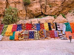 Teppichhändler in der Todra-Schlucht – handgeknüpfte Meisterwerke zwischen imposanten Felswänden.