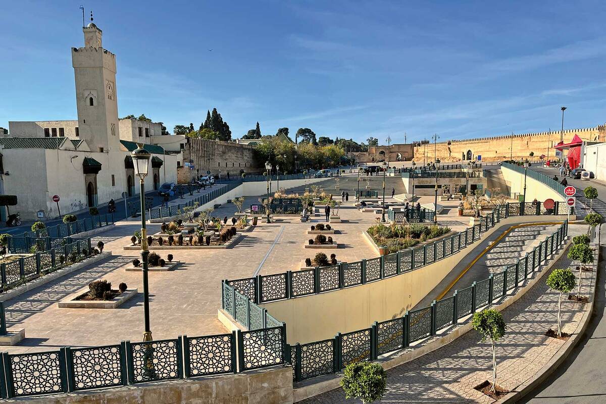 Mosquée Bab Bou Jeloud à Fès: en arrière-plan, la légendaire « Porte bleue » de la médina.