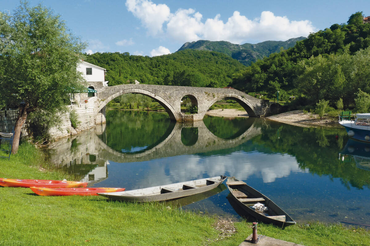 Rijeka Crnojevica est un village connu pour sa belle architecture et ses maisons en pierre mais c’est le vieux pont qui en est le symbole.