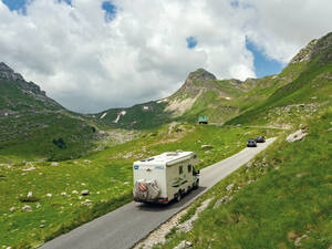 De nombreuses routes sont  relativement étroites mais la circulation en sens inverse ne génère aucun stress.