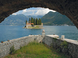 Vue de Notre-Dame du Rocher sur l’île voisine, Sveti Dorde.