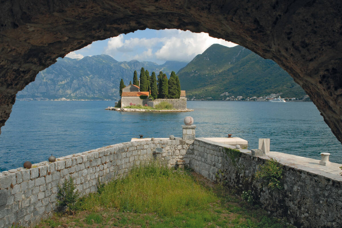 Vue de Notre-Dame du Rocher sur l’île voisine, Sveti Dorde.